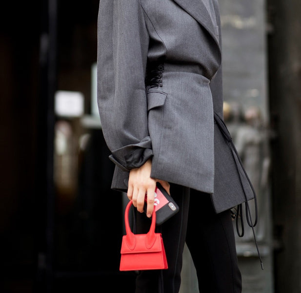 Combinar un bolso rojo, el complemento que arrasa en el street-stlye y que es capaz de transformar un look