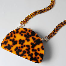 Cargar imagen en el visor de la galería, Asa/Cadena de resina acrílica de leopardo ámbar
